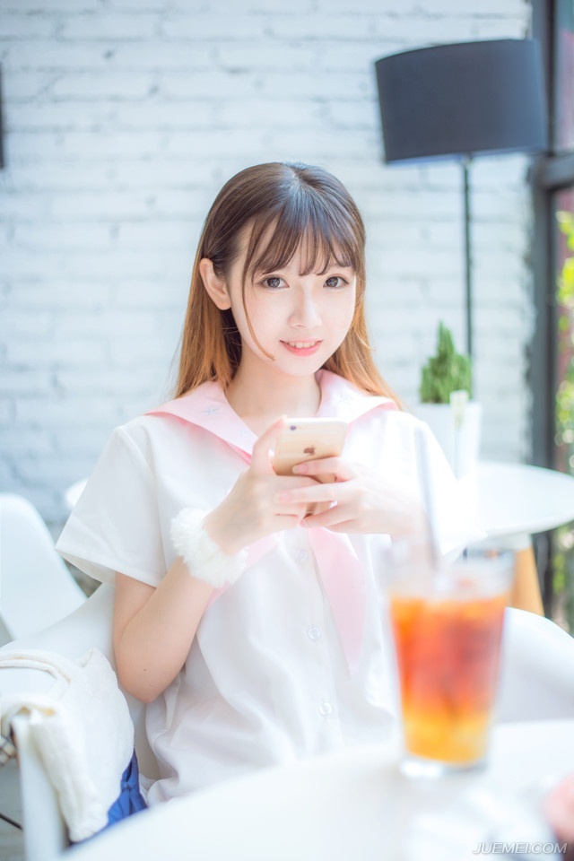 “周瑜怕是……已有死志。”贾诩对于周瑜的死倒是不怎么惊讶，看向吕布道：“孙权虽得周瑜之助得了江东之主的位置，但也因此，为周瑜自己埋下了祸根，他当时所展现出来的影响力太大了，大到只要他有这个想法，可以随时从孙权手中，将江东基业拿过来，这是为上位者最为忌惮的事情，孙策有那个魄力和足够的能力去驾驭周瑜，但孙权显然没有。”